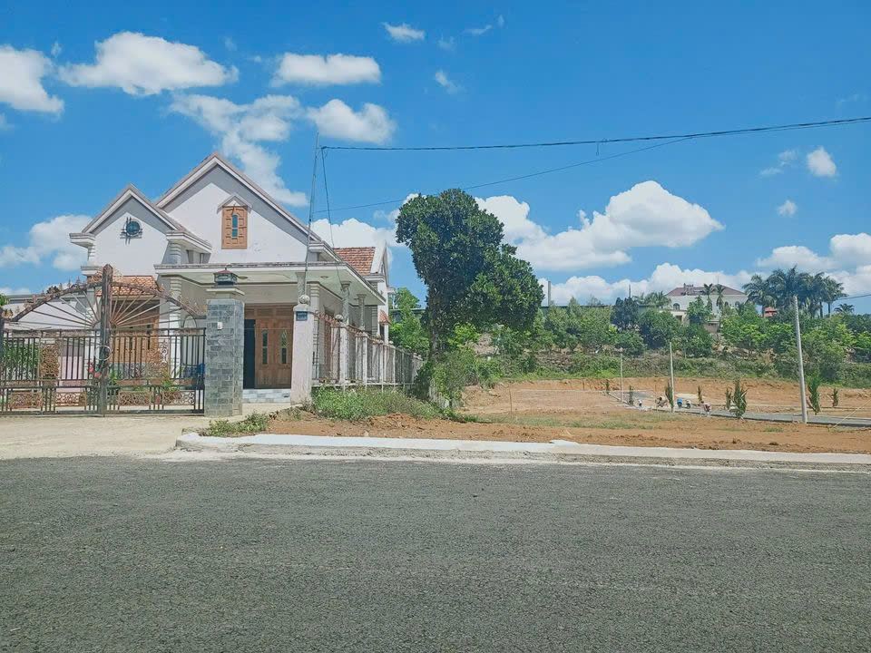 Bán đất Bình Phước ngay ủy ban, shr giá 200 triệu, dân đông